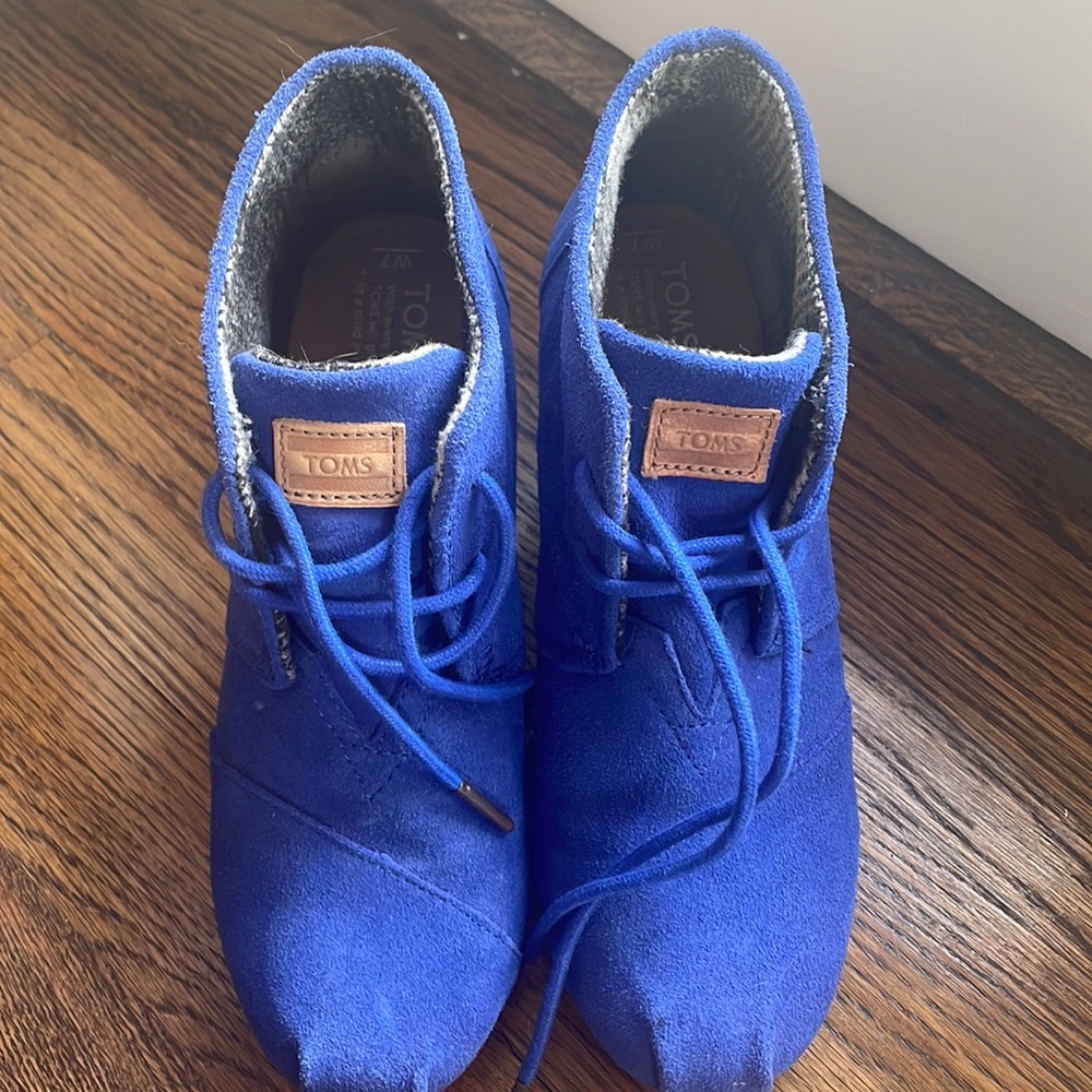 Tom’s blue heel wedges. Size 7W.